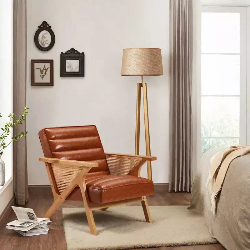 Poltrona a pozzetto marrone in similpelle con struttura in rattan naturale, monosedile