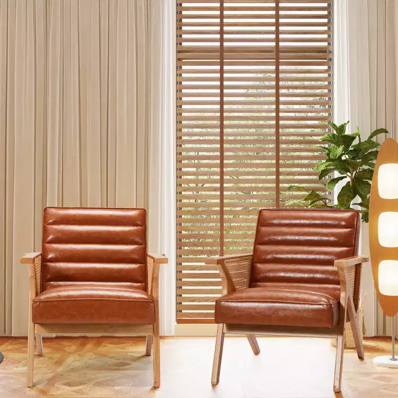 Poltrona a pozzetto marrone in similpelle con struttura in rattan naturale, monosedile