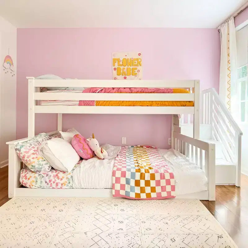 Letto a castello basso Twin su Full con scaletta – Noce americano / Bianco, 2 posti letto